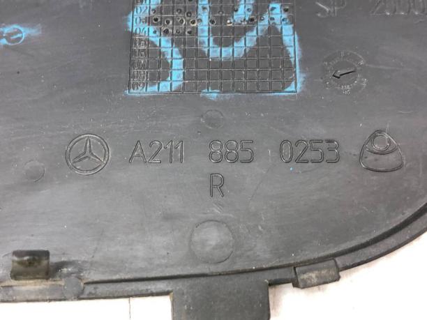 Решетка переднего бампера правая Mercedes W211 A2118850253