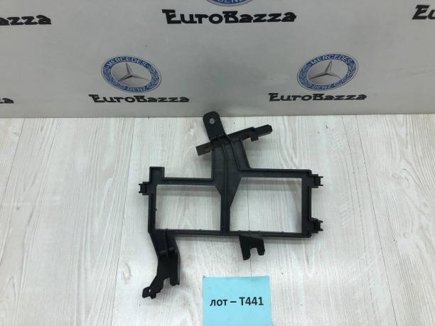 Кронштейн блока предохранителей Mercedes W251 A2515450940