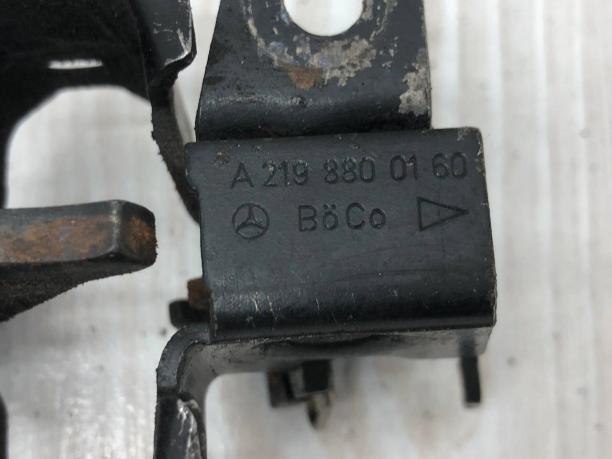 Фиксаторы капота Mercedes W251 A2198800160