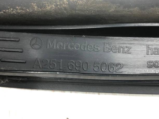 Боковой молдинг лобового стекла Mercedes W251 A2516904962