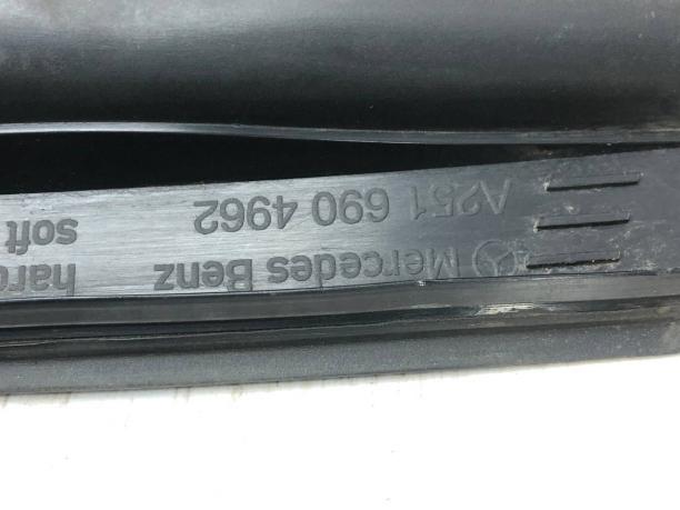 Боковая накладка лобового стекла Mercedes W251 A2516904962