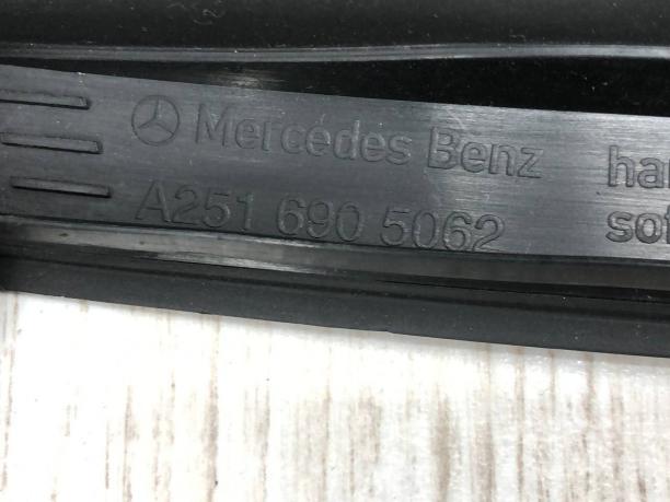 Боковая накладка лобового стекла Mercedes W251 A2516904962