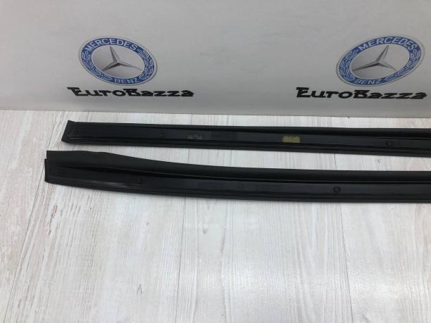 Боковая накладка лобового стекла Mercedes W251 A2516904962