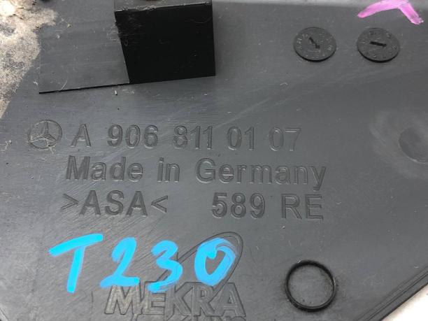 Накладка зеркала заднего вида Mercedes W906 A9068110107