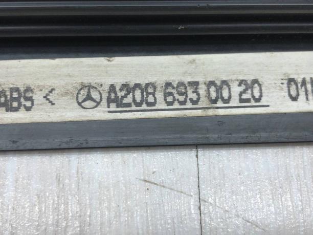 Кронштейн обшивки багажника Mercedes W208 Cabrio A2086930020