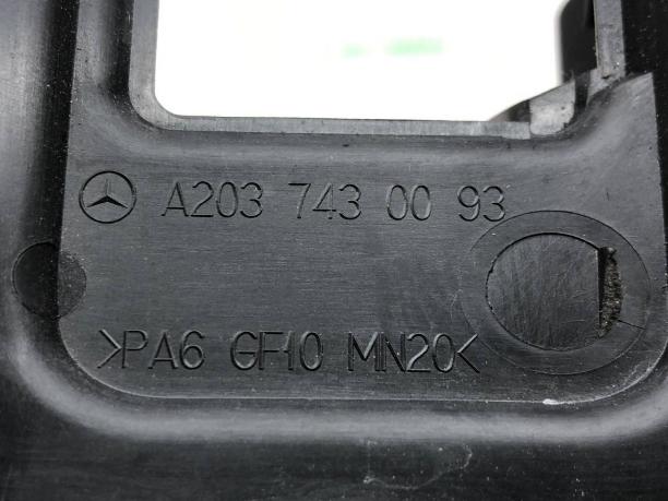 Накладка замка крышки багажника Mercedes W203 Купе А2037430093 А2037430093