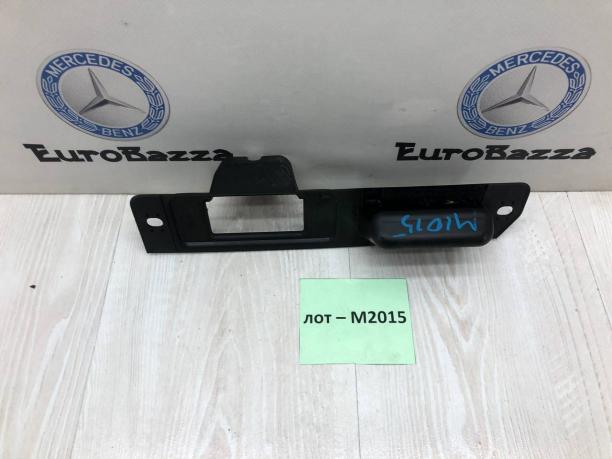 Накладка замка крышки багажника Mercedes W203 Купе А2037430093 А2037430093