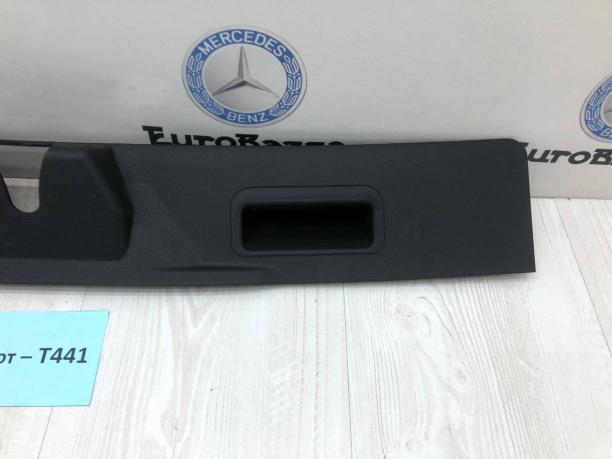 Накладка замка крышки багажника Mercedes W251 A2517470087