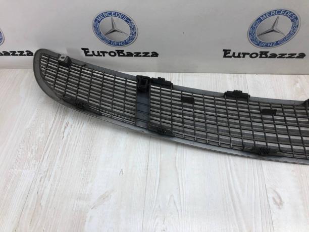 Накладка замка крышки багажника Mercedes W251 A2518800005