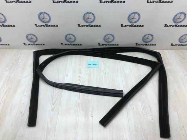 Резиновый уплотнитель задней двери Mercedes W251 A2517350625