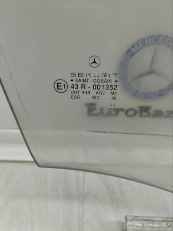 Стекло двери передней правой Mercedes W202 A2027200418