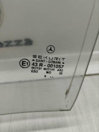 Стекло двери задней левой Mercedes W202 A2027300318