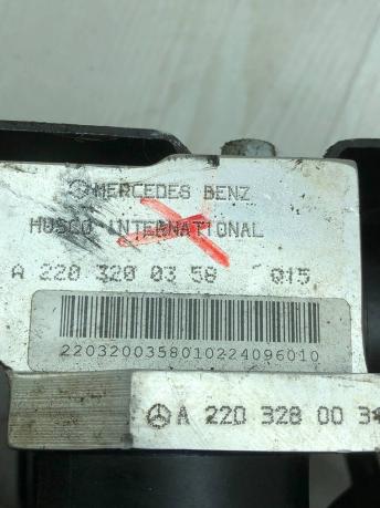 Блок клапанов гидроподвески Mercedes R230 A2203200358