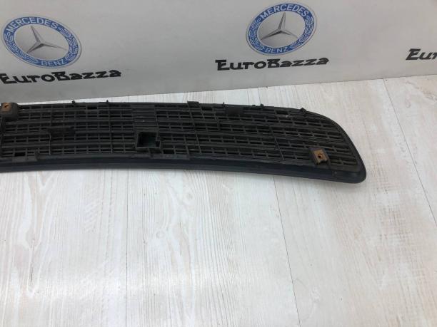 Решетка капота Mercedes W203 A2038800205