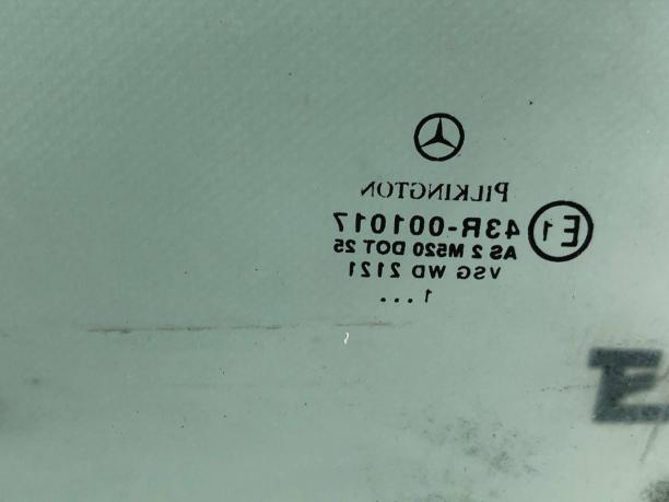 Стекло двери переднее правое Mercedes W220 A2207200218