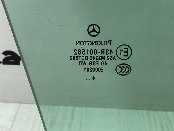 Стекло двери передней левой Mercedes W203 A2037251810