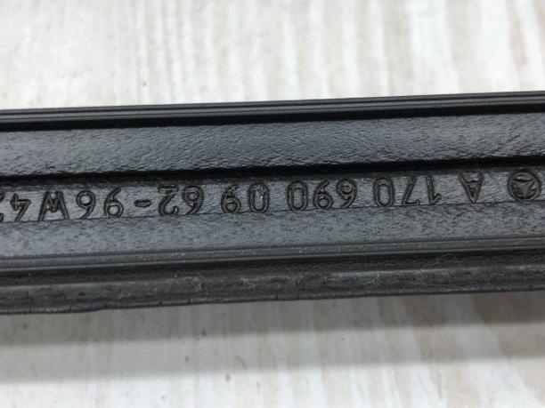 Накладка дверей нижняя Mercedes R170 A1706900962