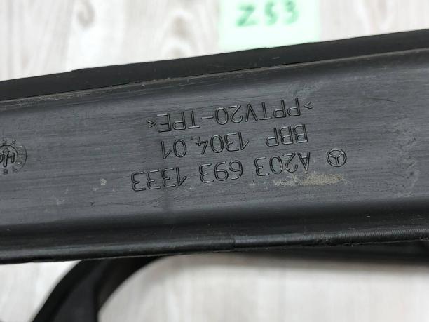 Накладка боковая крышки багажника Mercedes W203 A2036931333