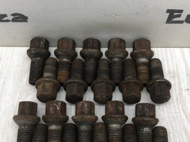 Колесный болт Mercedes R231 A0009908307