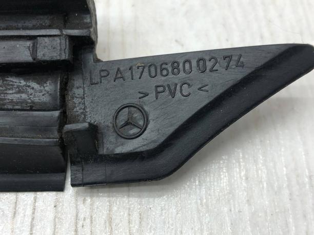 Нижняя накладка дверного проема Mercedes R170 A1706800174