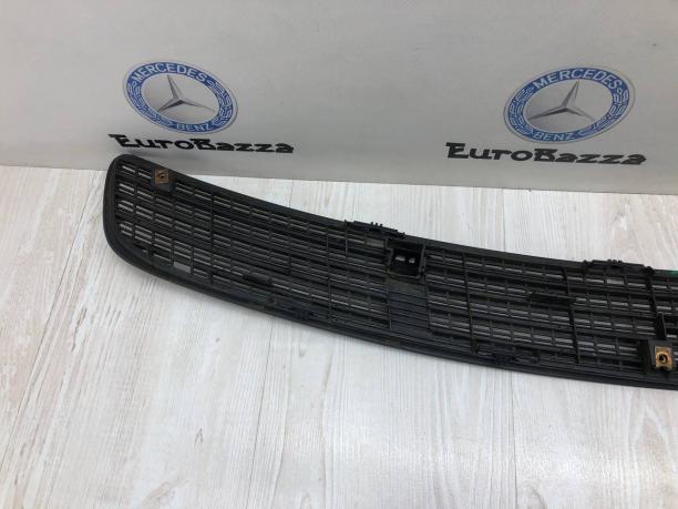 Решетка капота Mercedes W203 A2038800205