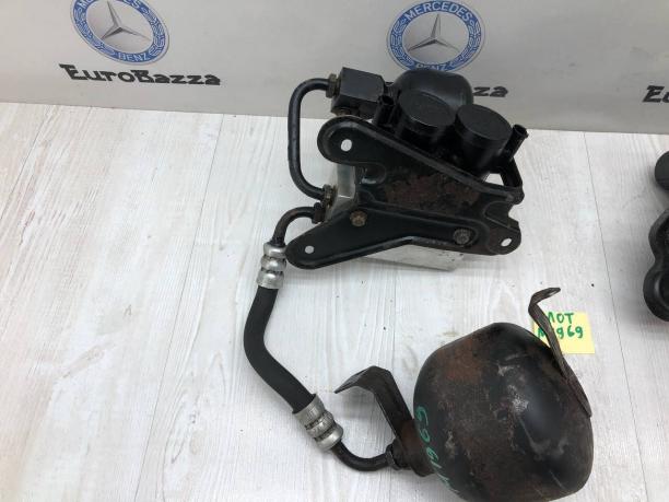 Блок клапанов гидроподвески Mercedes W215 A2209970036