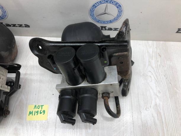 Блок клапанов гидроподвески Mercedes W215 A2209970036