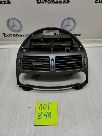 Дефлектор торпедо центральный Mercedes W211 А2118300054 А2118300054