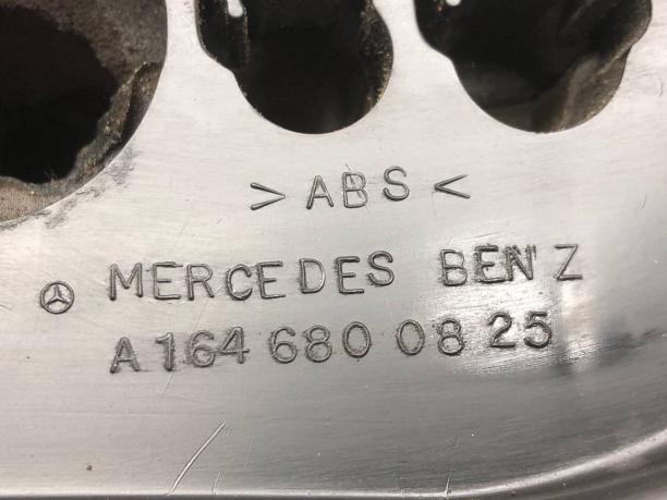 Фиксатор подкапотной проводки правый Mercedes X164 A1646803825