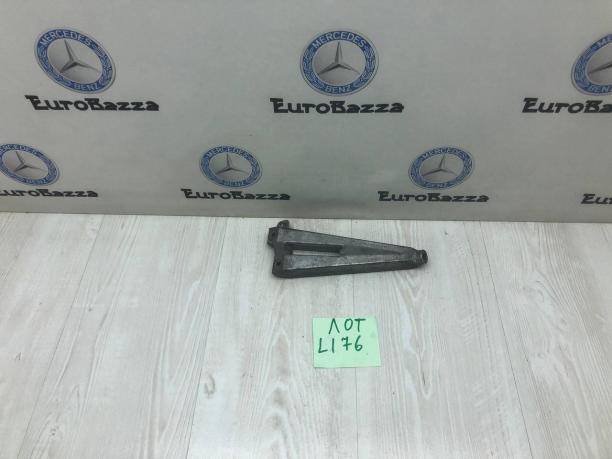 Кронштейн впускного коллектора Mercedes М111 A1112361395