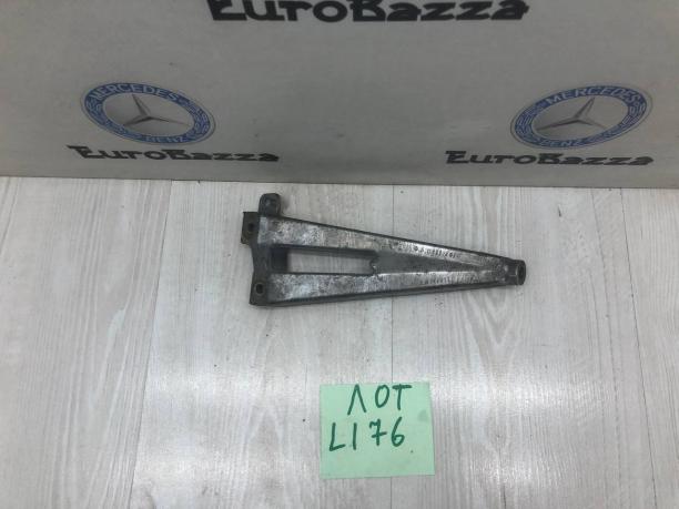 Кронштейн впускного коллектора Mercedes М111 A1112361395
