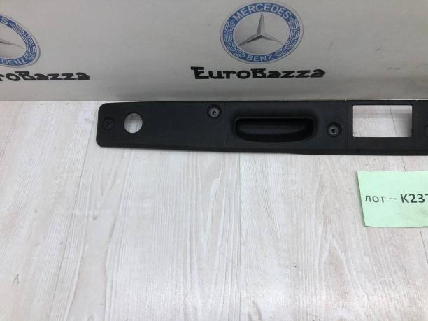 Накладка крышки багажника Mercedes W211 A2117500193