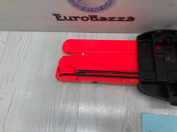 Знак аварийной остановки и кронштейн Mercedes W207 A2048900197