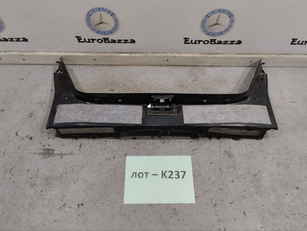 Накладка погрузочного контура Mercedes W211 A2116900641