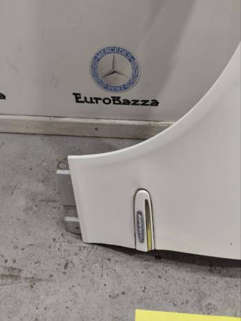 Крыло переднее правое Mercedes W209 A2098800418