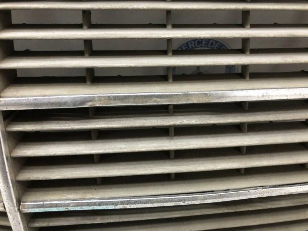 Решетка радиатора Mercedes W123 A1238800183