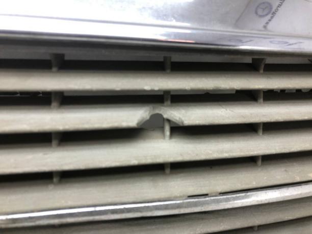 Решетка радиатора Mercedes W123 A1238800183