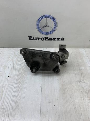 Кронштейн впускного коллектора Mercedes Om651 A6510940239