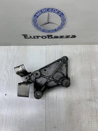 Кронштейн впускного коллектора Mercedes Om651 A6510940239