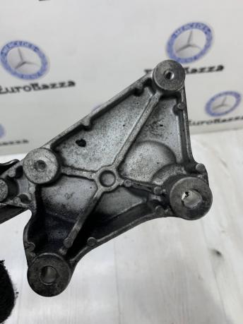 Кронштейн впускного коллектора Mercedes Om651 A6510940239