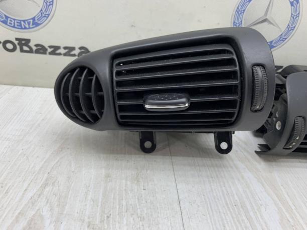 Дефлекторы обдува салона Mercedes W203 A2038302254