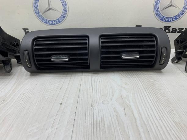 Дефлекторы обдува салона Mercedes W203 A2038302254