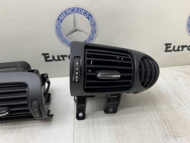 Дефлекторы обдува салона Mercedes W203 A2038302254