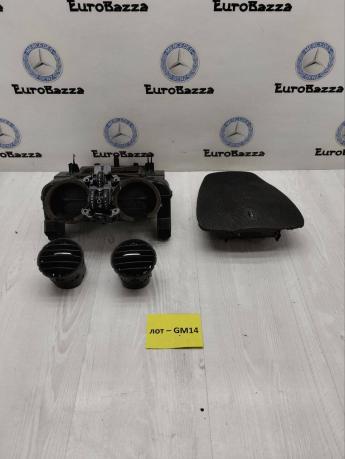 Дефлектор торпедо центральный Mercedes W209 A2098300754