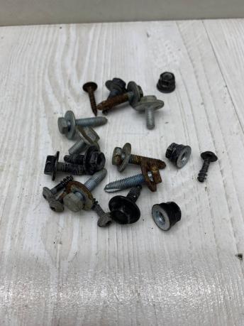 Болты крышки багажника Mercedes W245 A1409901017