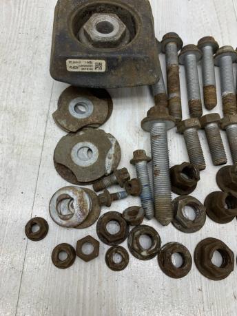 Болт подвески заднего моста Mercedes W212 A2043500472