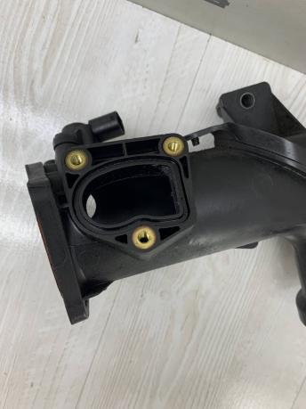 Патрубок впускного коллектора Mercedes Om642 A6420901037