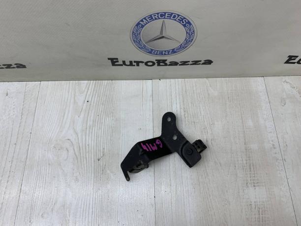 Кронштейн клапана топливного бака Mercedes W209 A2034760136