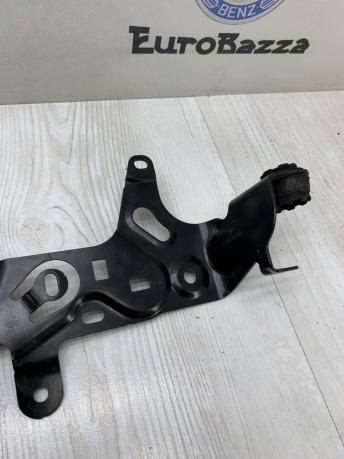 Кронштейн компрессора пневмоподвески Mercedes W212 A2123200404
