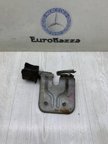 Кронштейн глушителя задний Mercedes W212 A2124922241